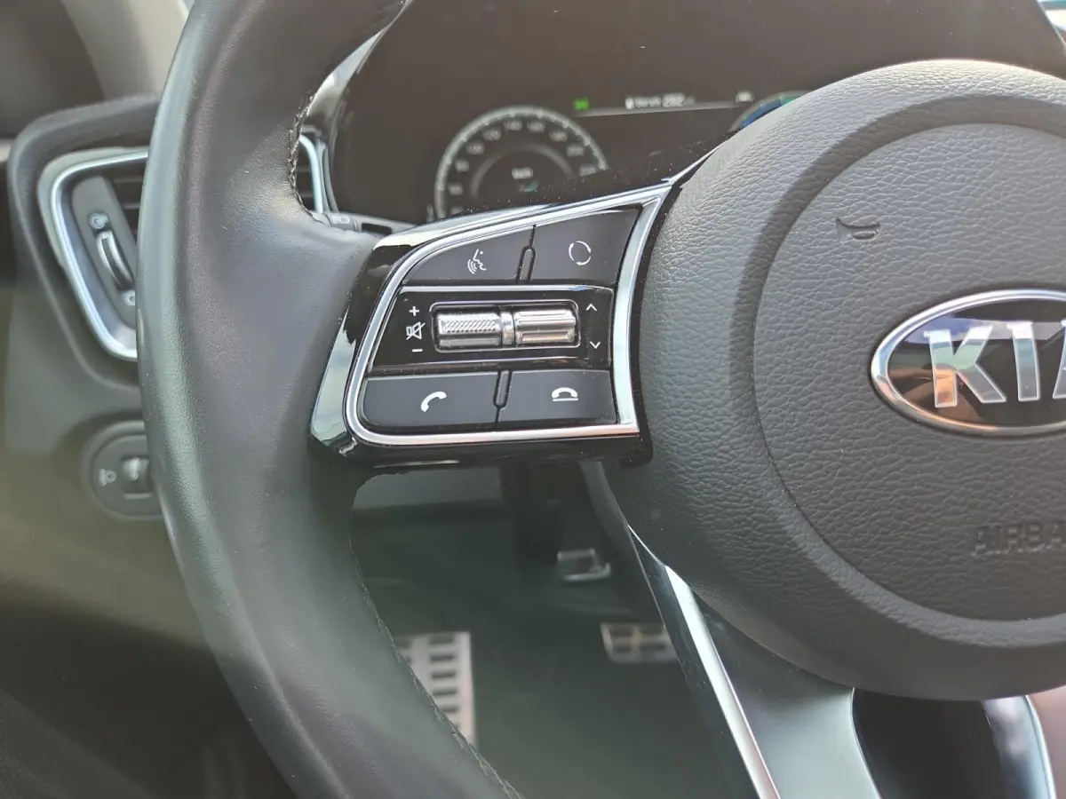 1.6i PHEV ExecutiveLine 1e Eigenaar | Dealer Onderhouden | Meest luxe uitvoering | Fabrieksgarantie | Stoelverwarming en Ventilatie | Carplay & Android | Camera | Dodehoek Detectie | Leder |