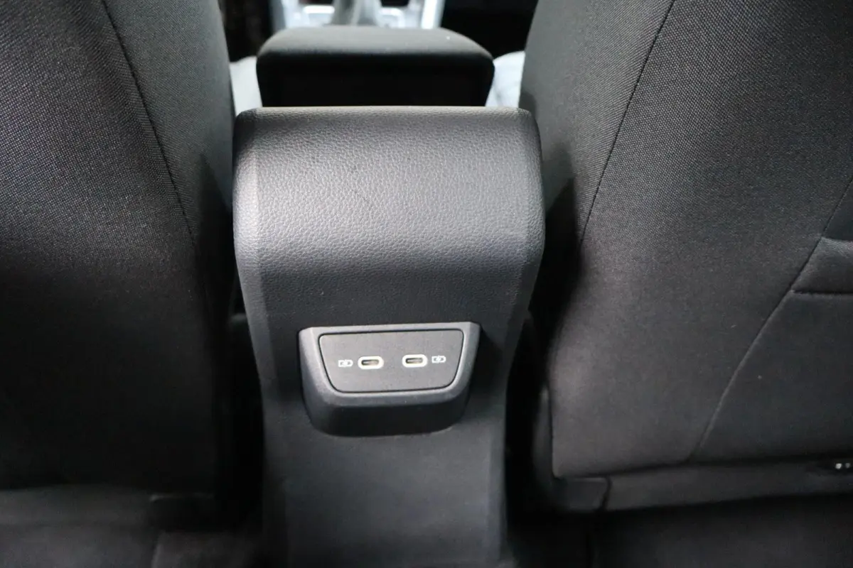 1.0 TSI 110pk R-Line Business | Navigatie | Achteruitrijcamera | Volautomatische Airconditioning