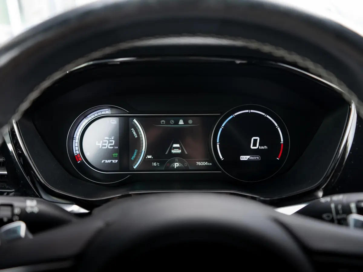 DynamicPlusLine 64 kWh |Stoel en stuurverwarming | Schuif/-kanteldak | Achteruitrijcamera | Navigatie | Carplay | PDC voor & achter | Achteruitrijcamera