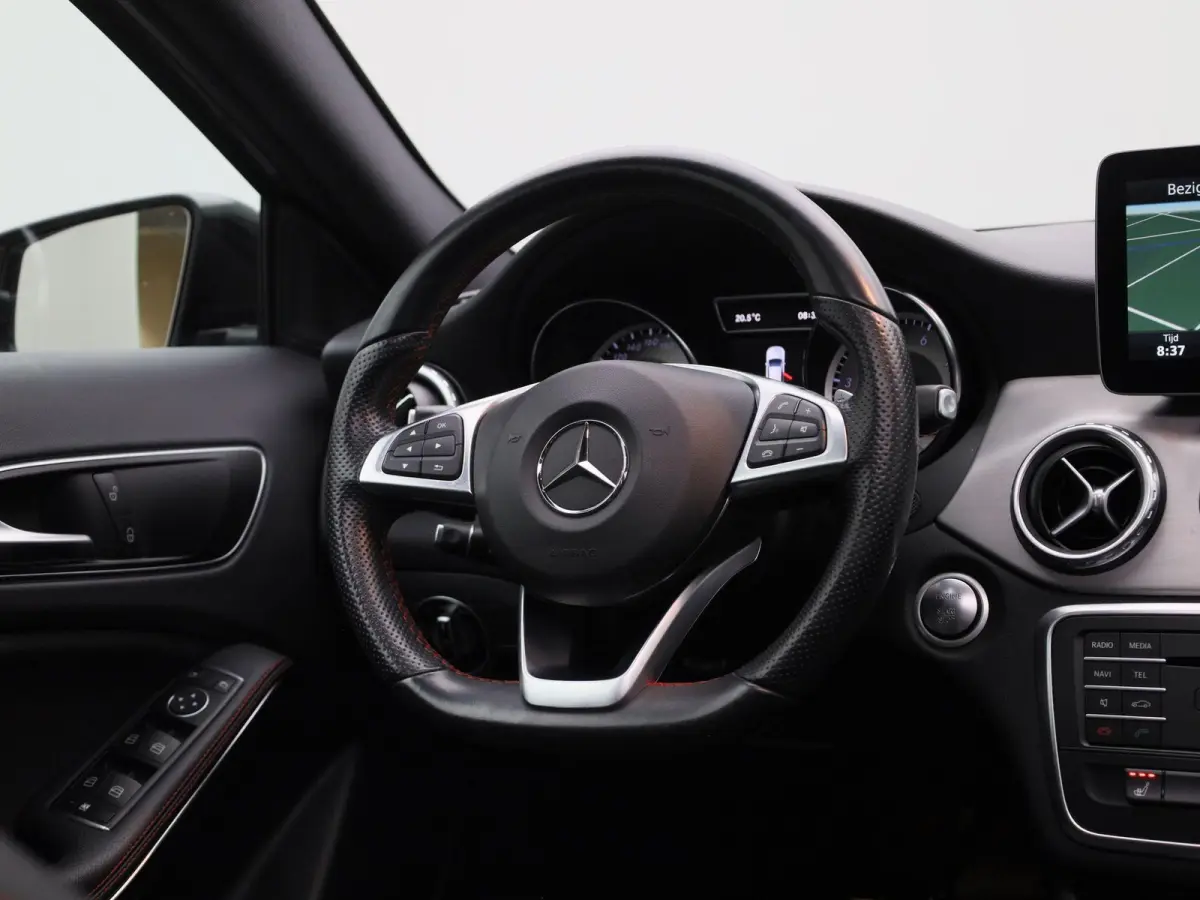 180 Ambition | Automaat | Panoramadak | Stoelverwarming | Navigatie | Parkeersensoren |