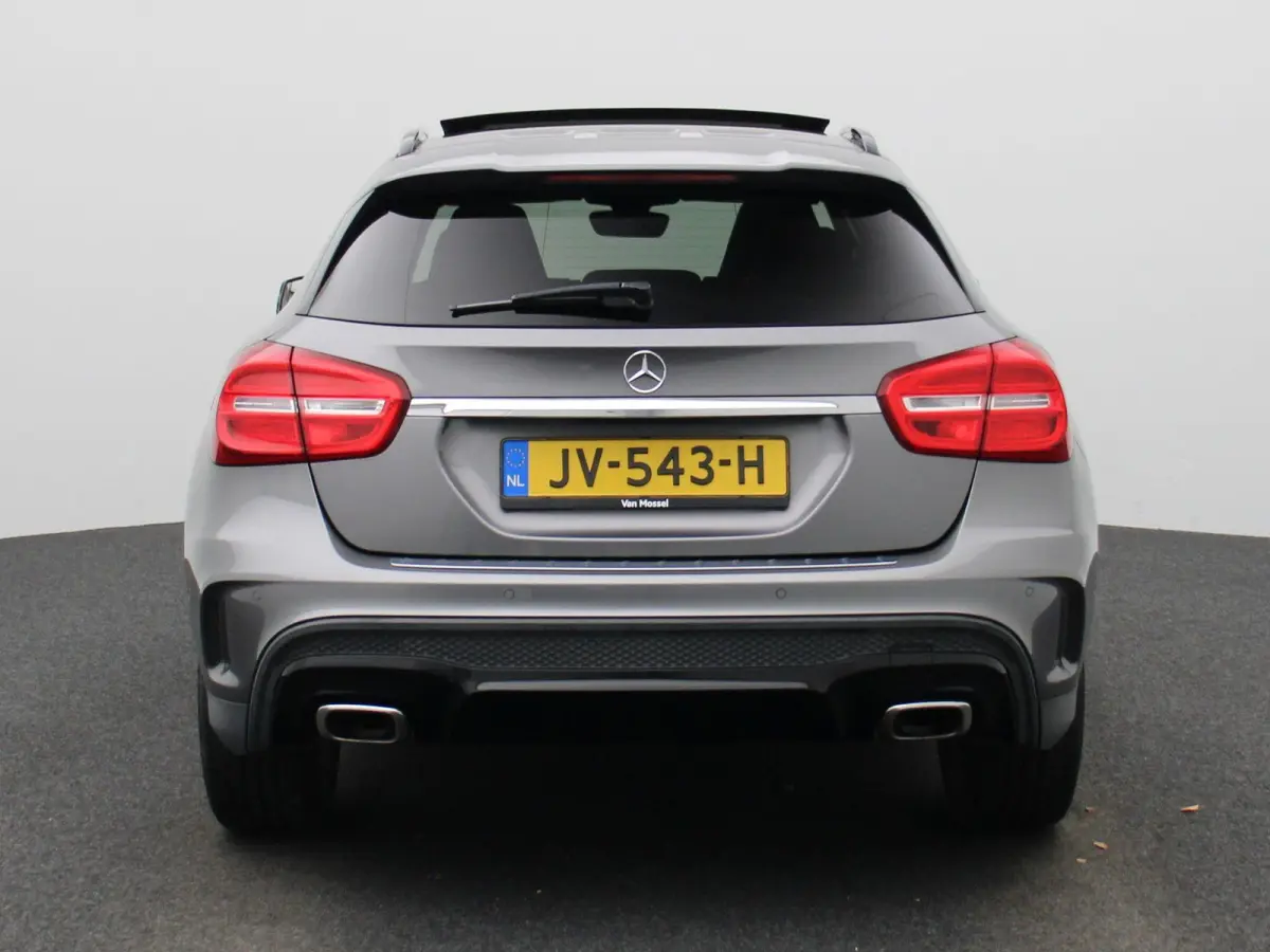 180 Ambition | Automaat | Panoramadak | Stoelverwarming | Navigatie | Parkeersensoren |
