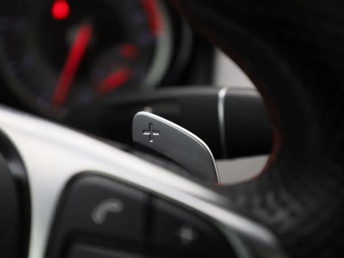 180 Ambition | Automaat | Panoramadak | Stoelverwarming | Navigatie | Parkeersensoren |