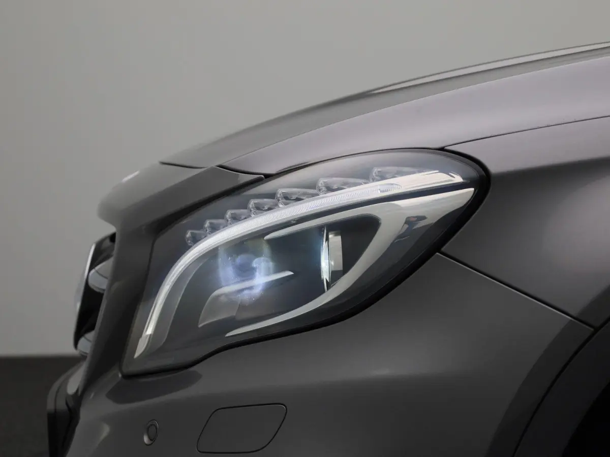 180 Ambition | Automaat | Panoramadak | Stoelverwarming | Navigatie | Parkeersensoren |