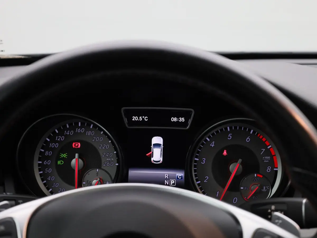 180 Ambition | Automaat | Panoramadak | Stoelverwarming | Navigatie | Parkeersensoren |