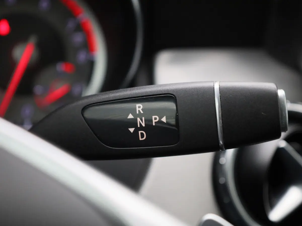 180 Ambition | Automaat | Panoramadak | Stoelverwarming | Navigatie | Parkeersensoren |