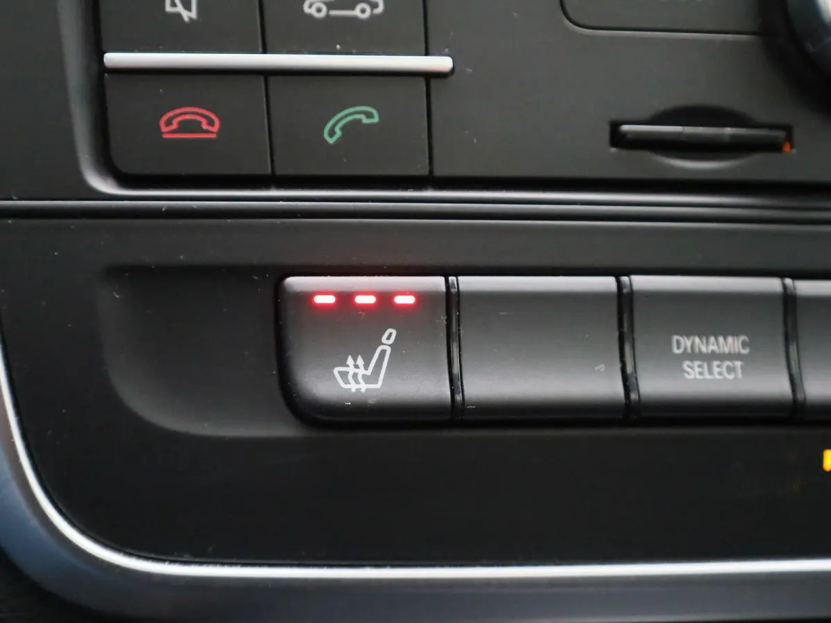 180 Ambition | Automaat | Panoramadak | Stoelverwarming | Navigatie | Parkeersensoren |