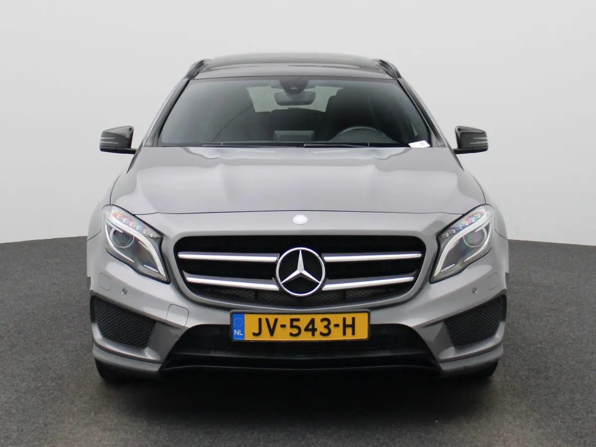 180 Ambition | Automaat | Panoramadak | Stoelverwarming | Navigatie | Parkeersensoren |