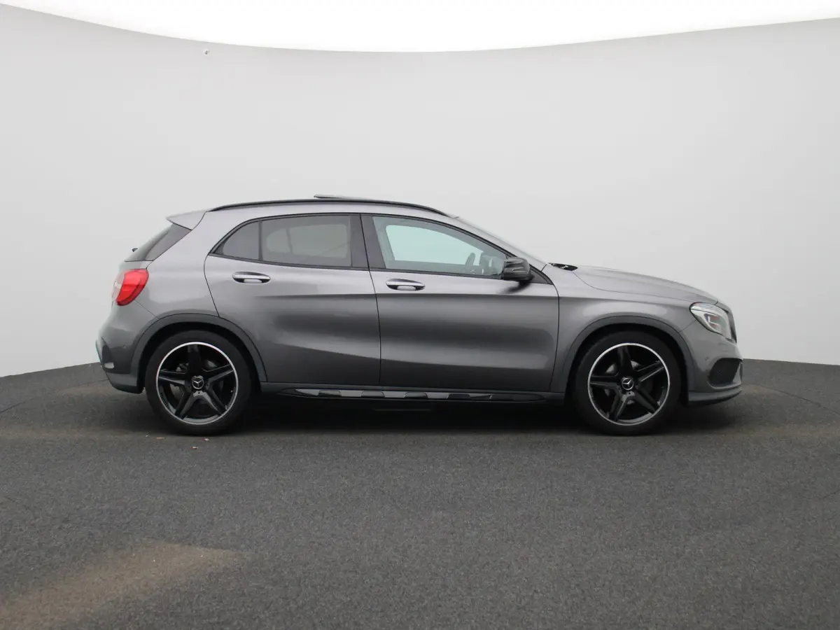 180 Ambition | Automaat | Panoramadak | Stoelverwarming | Navigatie | Parkeersensoren |