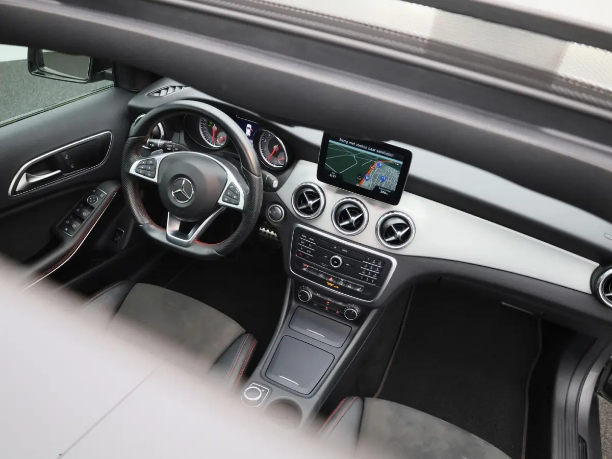180 Ambition | Automaat | Panoramadak | Stoelverwarming | Navigatie | Parkeersensoren |