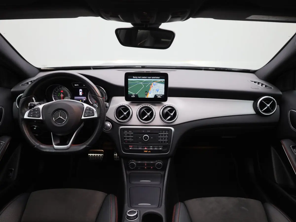 180 Ambition | Automaat | Panoramadak | Stoelverwarming | Navigatie | Parkeersensoren |