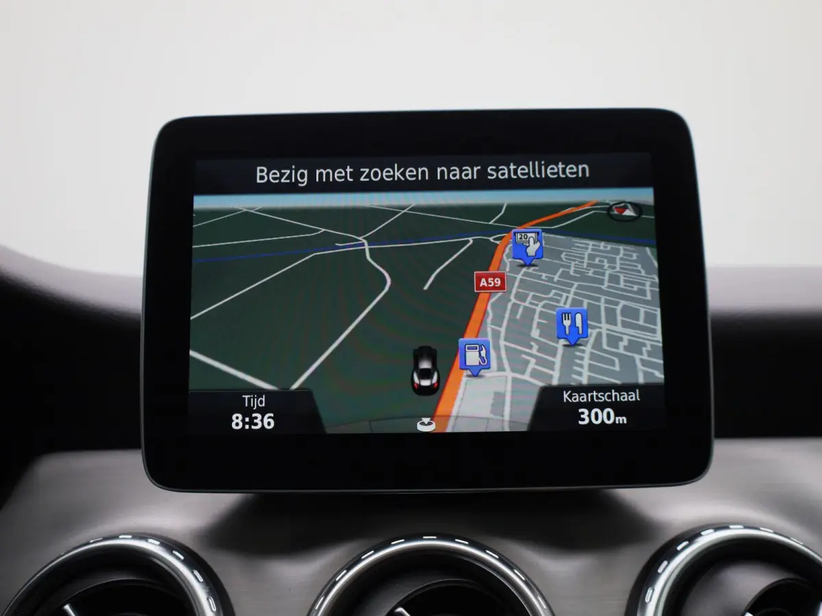 180 Ambition | Automaat | Panoramadak | Stoelverwarming | Navigatie | Parkeersensoren |