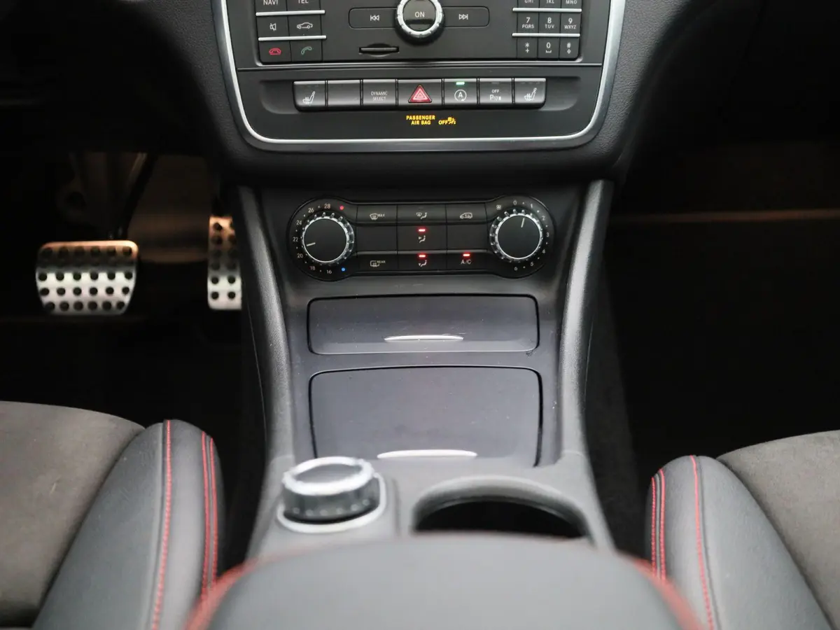 180 Ambition | Automaat | Panoramadak | Stoelverwarming | Navigatie | Parkeersensoren |