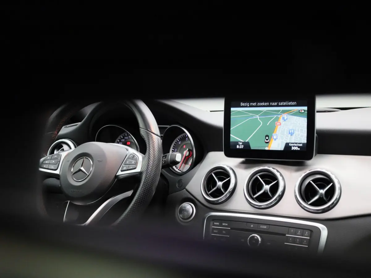 180 Ambition | Automaat | Panoramadak | Stoelverwarming | Navigatie | Parkeersensoren |