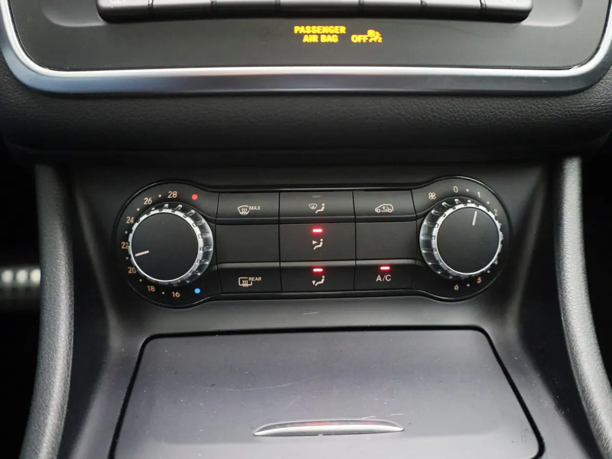 180 Ambition | Automaat | Panoramadak | Stoelverwarming | Navigatie | Parkeersensoren |