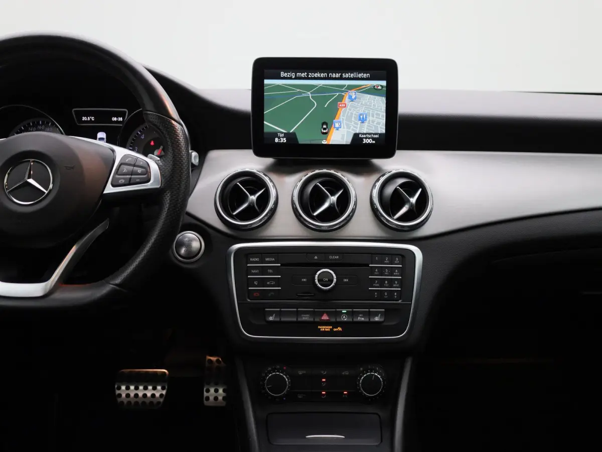 180 Ambition | Automaat | Panoramadak | Stoelverwarming | Navigatie | Parkeersensoren |