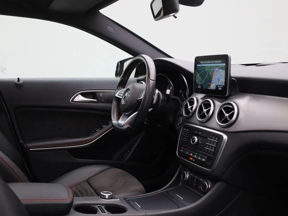 180 Ambition | Automaat | Panoramadak | Stoelverwarming | Navigatie | Parkeersensoren |