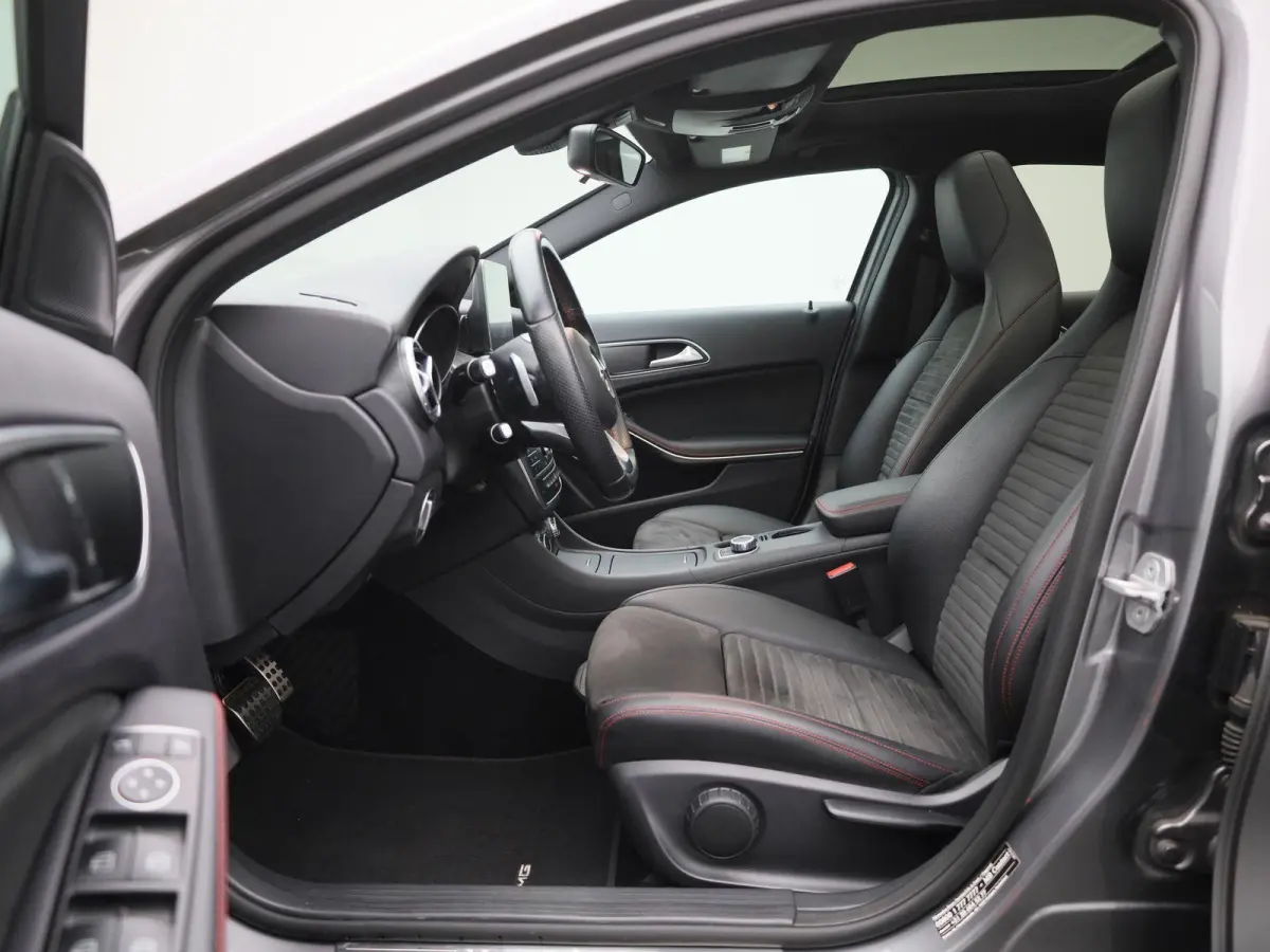 180 Ambition | Automaat | Panoramadak | Stoelverwarming | Navigatie | Parkeersensoren |