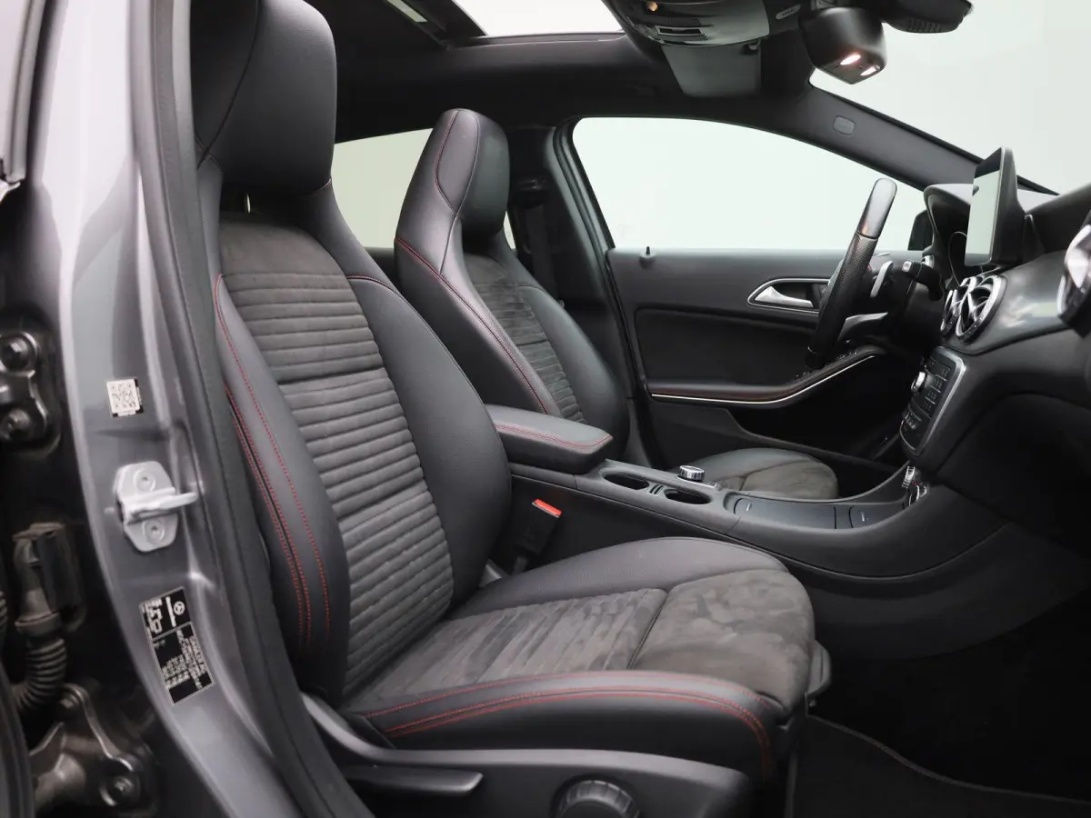180 Ambition | Automaat | Panoramadak | Stoelverwarming | Navigatie | Parkeersensoren |