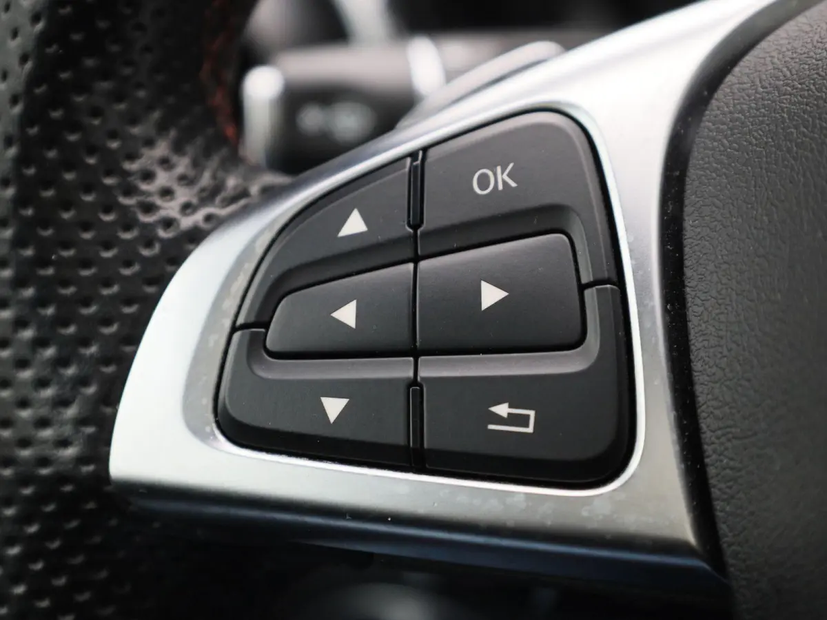 180 Ambition | Automaat | Panoramadak | Stoelverwarming | Navigatie | Parkeersensoren |