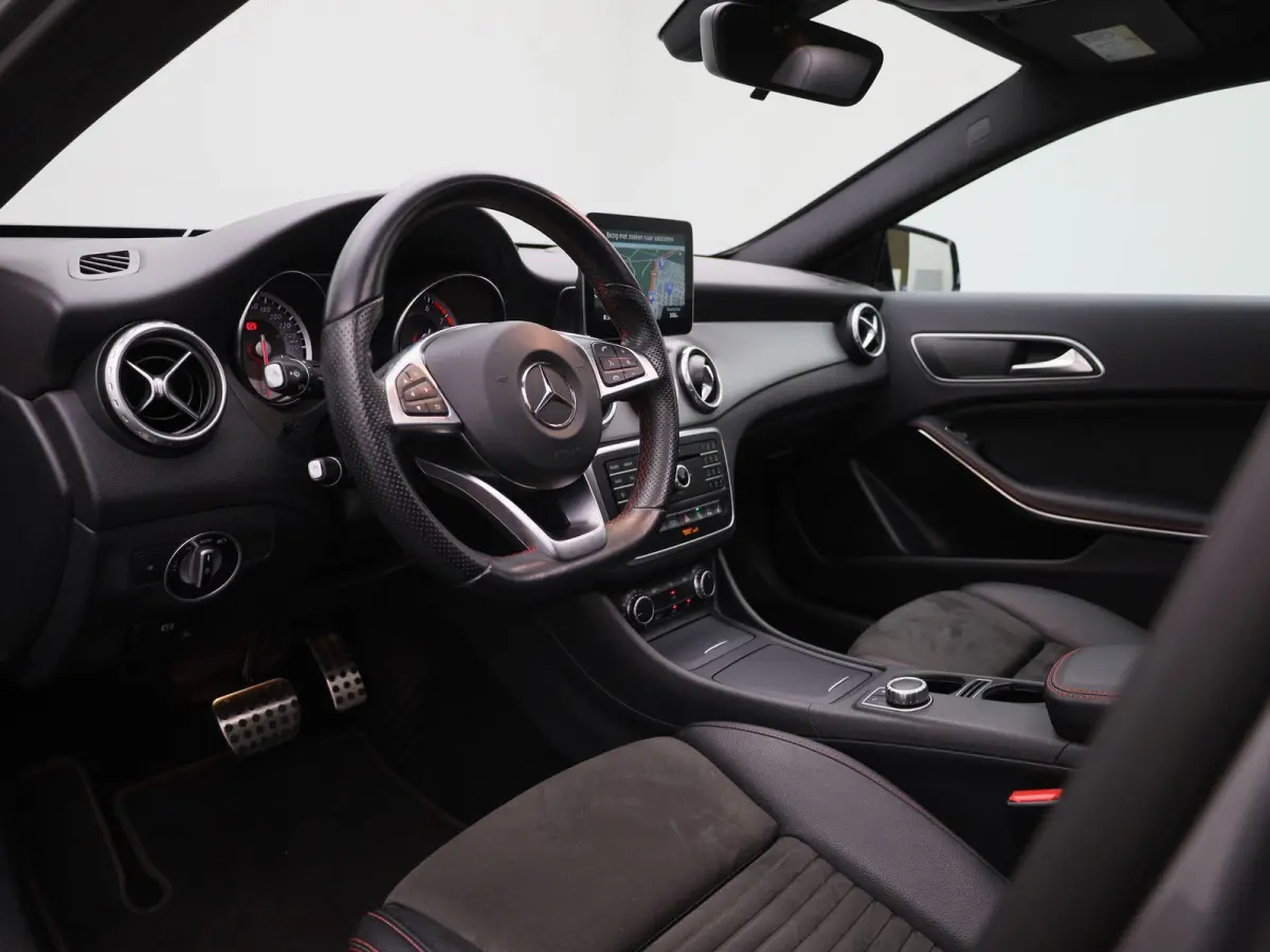 180 Ambition | Automaat | Panoramadak | Stoelverwarming | Navigatie | Parkeersensoren |