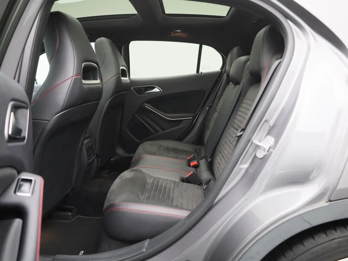180 Ambition | Automaat | Panoramadak | Stoelverwarming | Navigatie | Parkeersensoren |