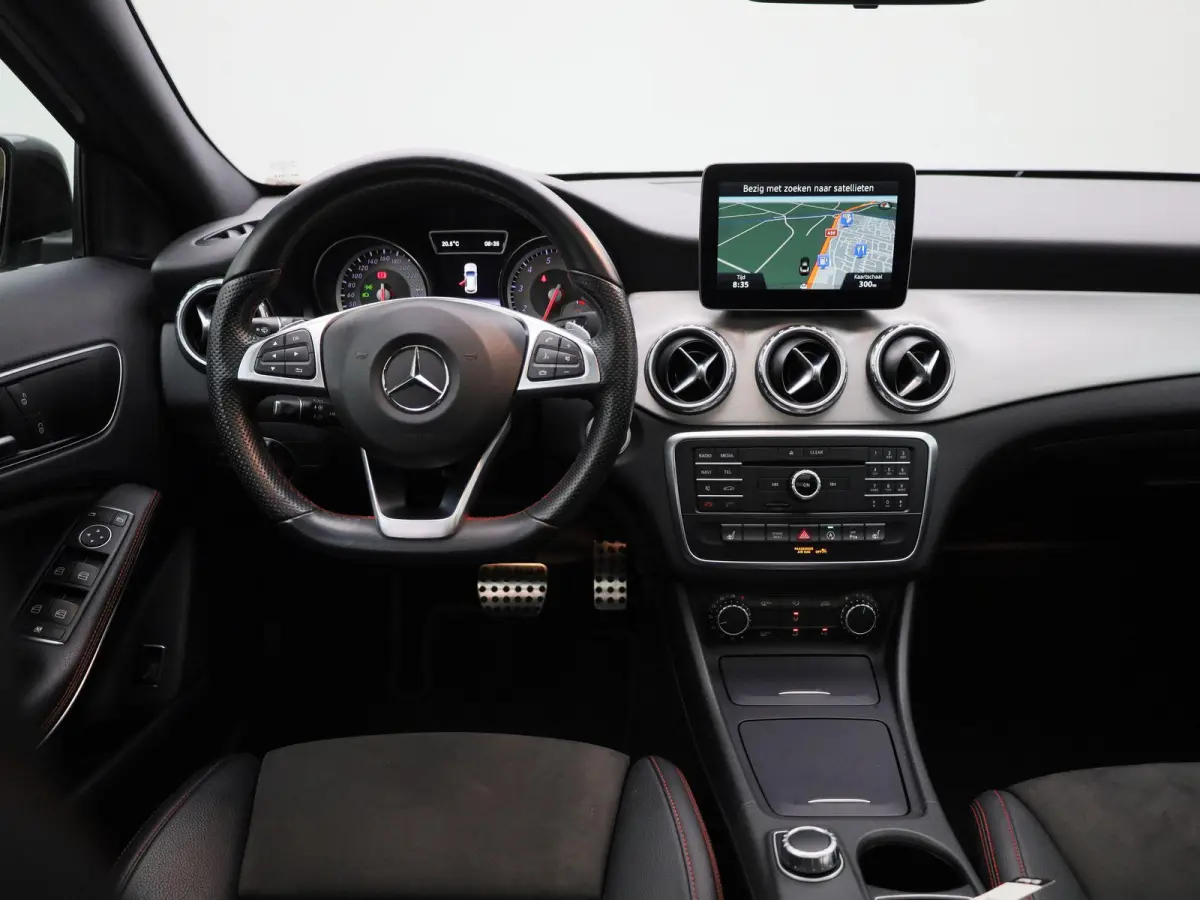 180 Ambition | Automaat | Panoramadak | Stoelverwarming | Navigatie | Parkeersensoren |
