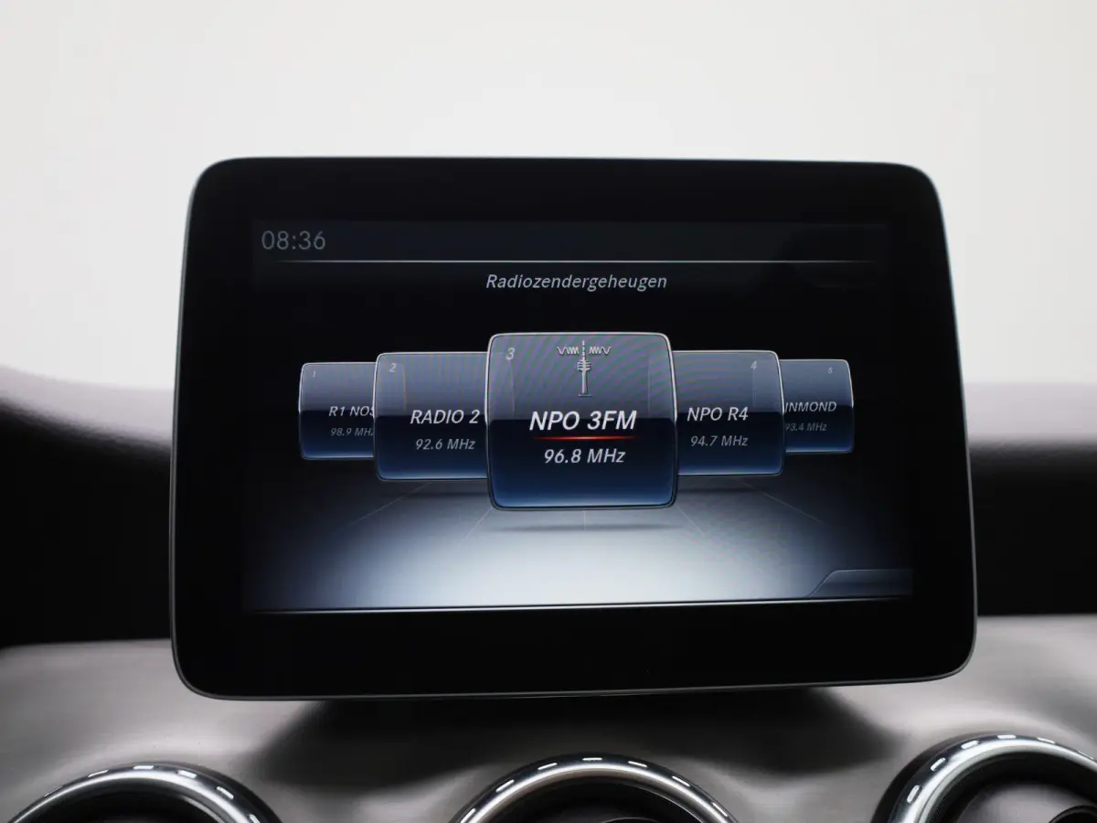 180 Ambition | Automaat | Panoramadak | Stoelverwarming | Navigatie | Parkeersensoren |