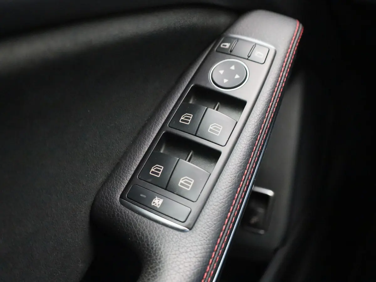 180 Ambition | Automaat | Panoramadak | Stoelverwarming | Navigatie | Parkeersensoren |