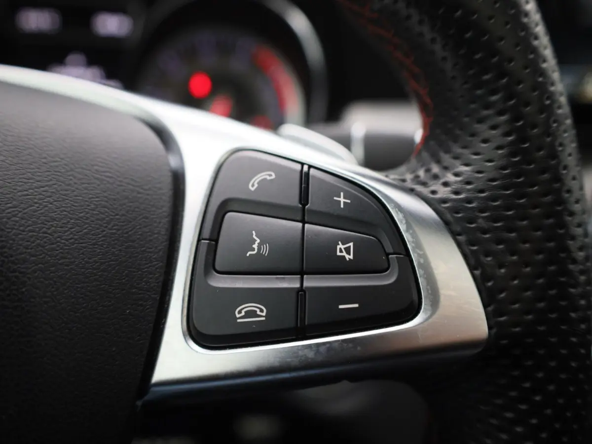 180 Ambition | Automaat | Panoramadak | Stoelverwarming | Navigatie | Parkeersensoren |