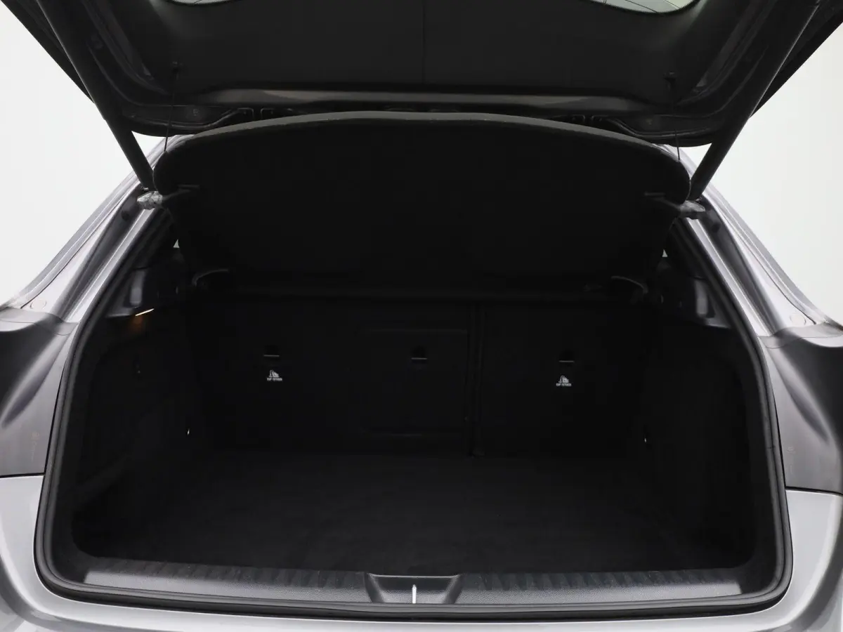 180 Ambition | Automaat | Panoramadak | Stoelverwarming | Navigatie | Parkeersensoren |