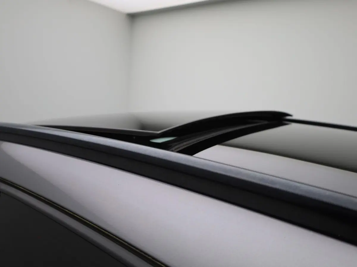 180 Ambition | Automaat | Panoramadak | Stoelverwarming | Navigatie | Parkeersensoren |