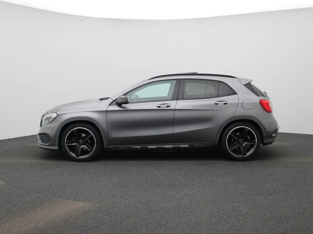 180 Ambition | Automaat | Panoramadak | Stoelverwarming | Navigatie | Parkeersensoren |