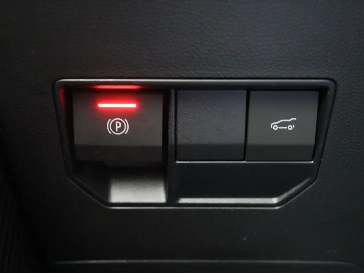 1.8 Hybrid 155 Launch Edition | Trekhaak | Adaptieve cruise control | Elektrisch bedienbare kofferklep | Stoel, stuur en voorruitverwarming |