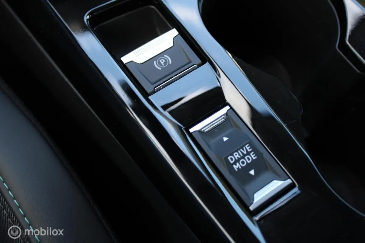 EV Active Pack 50 kWh, Wit parelmoer, Donker glas, Navi, App connect, Cruise, Pdc + camera