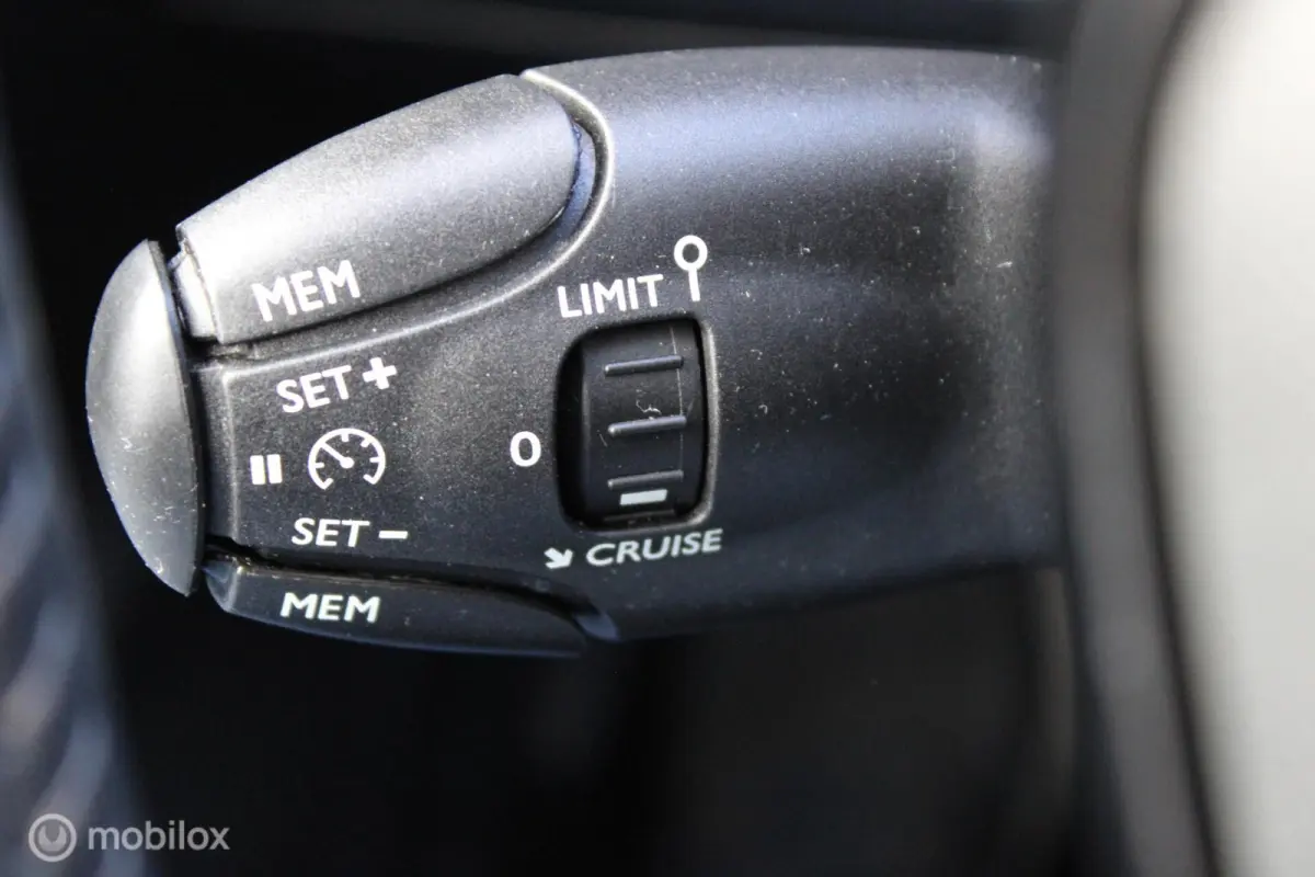EV Active Pack 50 kWh, Wit parelmoer, Donker glas, Navi, App connect, Cruise, Pdc + camera