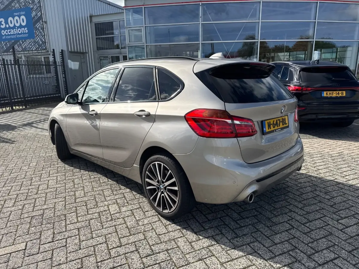 220i Business Edition Plus l Leder l Panoramadak l Stoelverwarming l Camera l Head up l Elekt. Klep l Full LED l