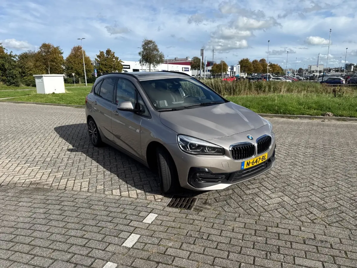 220i Business Edition Plus l Leder l Panoramadak l Stoelverwarming l Camera l Head up l Elekt. Klep l Full LED l