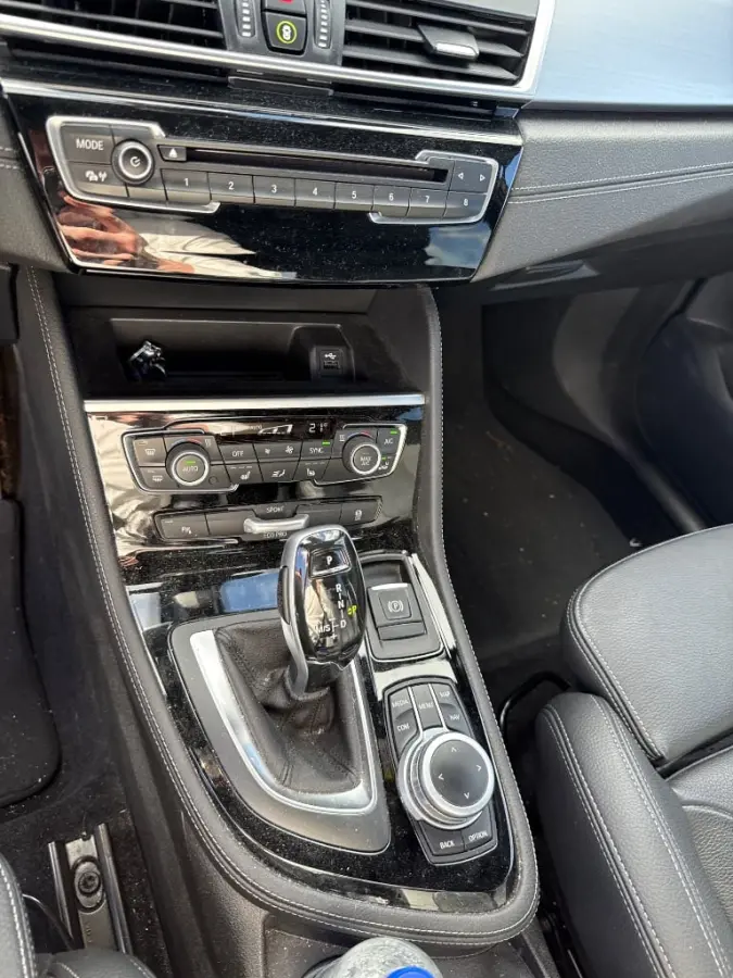 220i Business Edition Plus l Leder l Panoramadak l Stoelverwarming l Camera l Head up l Elekt. Klep l Full LED l
