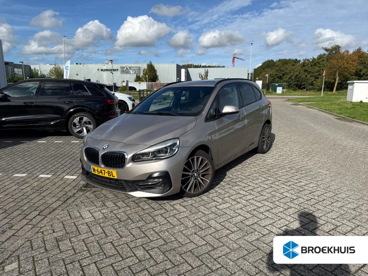 220i Business Edition Plus l Leder l Panoramadak l Stoelverwarming l Camera l Head up l Elekt. Klep l Full LED l