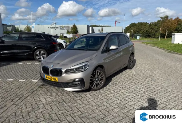 220i Business Edition Plus l Leder l Panoramadak l Stoelverwarming l Camera l Head up l Elekt. Klep l Full LED l