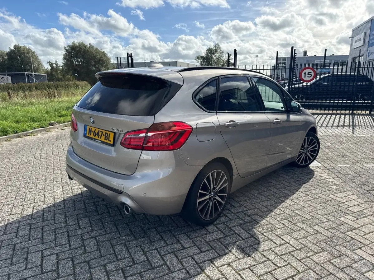 220i Business Edition Plus l Leder l Panoramadak l Stoelverwarming l Camera l Head up l Elekt. Klep l Full LED l