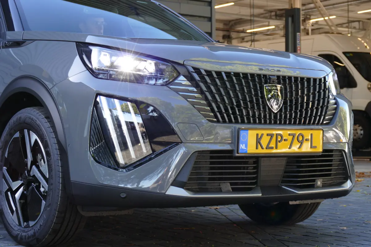 GT / ALCANTARA/ MASSAGESTOEL/ STOELVERWARMING/ 8 JAAR GARANTIE/ CAMERA V+A/ KEYLESS/ FULL-LED/ NAVI/ CLIMA/ PDC/ BLUETOOTH/ ADAPT. CRUISECONTROL/ 1E EIGENAAR/ SCHITTERENDE STAAT !!