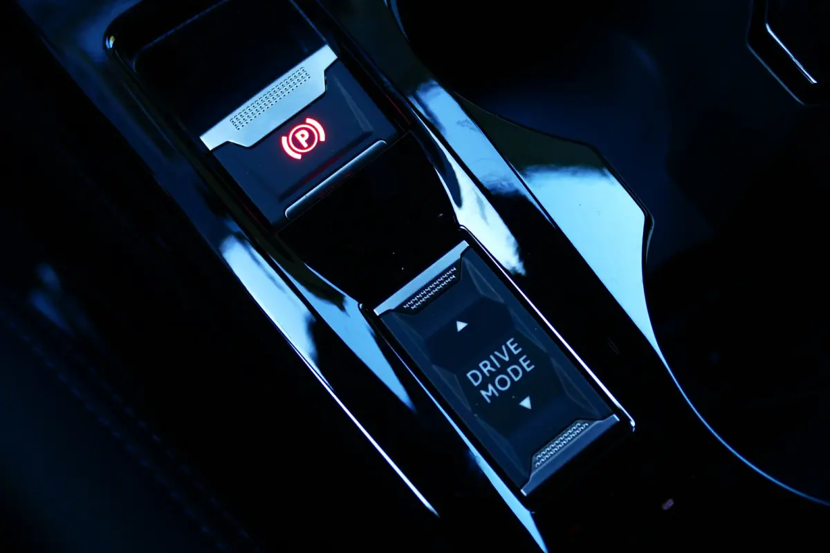 GT, (2025-H0) / ALCANTARA/ MASSAGESTOEL/ STOELVERWARMING/ 8 JAAR GARANTIE/ CAMERA V+A/ KEYLESS/ FULL-LED/ NAVI/ CLIMA/ PDC/ BLUETOOTH/ ADAPT. CRUISECONTROL/ 1E EIGENAAR/ SCHITTERENDE STAAT !