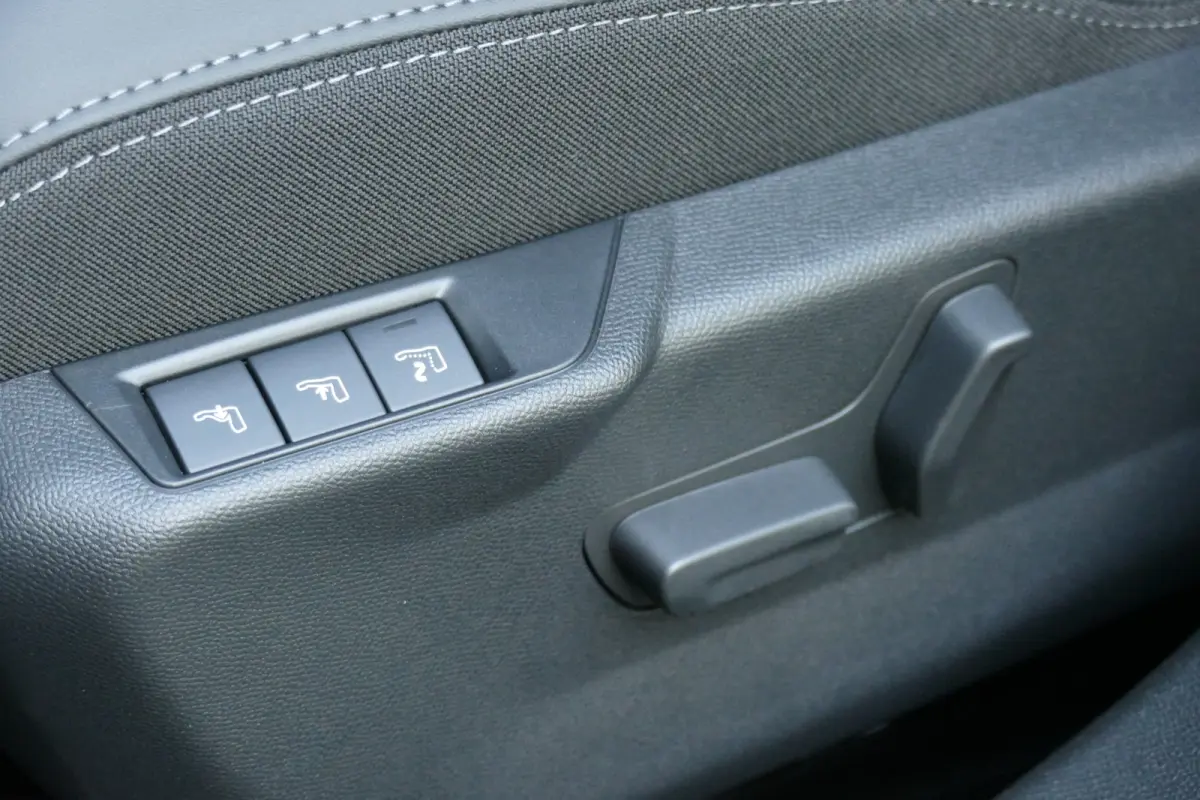 GT, (2025-H0) / ALCANTARA/ MASSAGESTOEL/ STOELVERWARMING/ 8 JAAR GARANTIE/ CAMERA V+A/ KEYLESS/ FULL-LED/ NAVI/ CLIMA/ PDC/ BLUETOOTH/ ADAPT. CRUISECONTROL/ 1E EIGENAAR/ SCHITTERENDE STAAT !