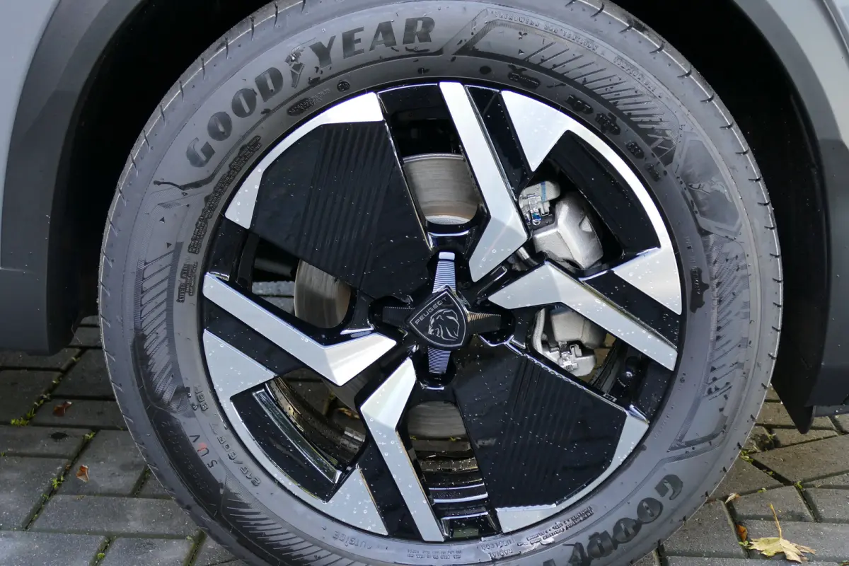 GT / ALCANTARA/ MASSAGESTOEL/ STOELVERWARMING/ 8 JAAR GARANTIE/ CAMERA V+A/ KEYLESS/ FULL-LED/ NAVI/ CLIMA/ PDC/ BLUETOOTH/ ADAPT. CRUISECONTROL/ 1E EIGENAAR/ SCHITTERENDE STAAT !!