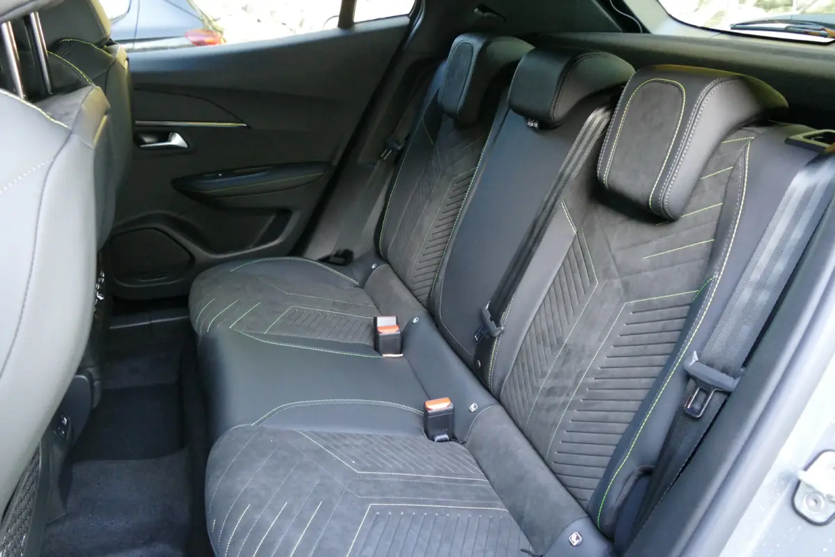 GT / ALCANTARA/ MASSAGESTOEL/ STOELVERWARMING/ 8 JAAR GARANTIE/ CAMERA V+A/ KEYLESS/ FULL-LED/ NAVI/ CLIMA/ PDC/ BLUETOOTH/ ADAPT. CRUISECONTROL/ 1E EIGENAAR/ SCHITTERENDE STAAT !!
