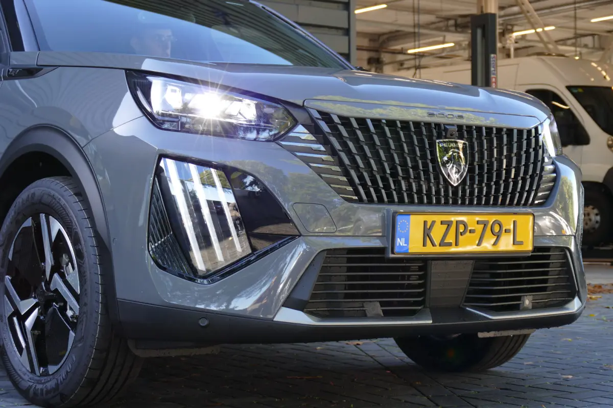 GT, (2025-H0) / ALCANTARA/ MASSAGESTOEL/ STOELVERWARMING/ 8 JAAR GARANTIE/ CAMERA V+A/ KEYLESS/ FULL-LED/ NAVI/ CLIMA/ PDC/ BLUETOOTH/ ADAPT. CRUISECONTROL/ 1E EIGENAAR/ SCHITTERENDE STAAT !