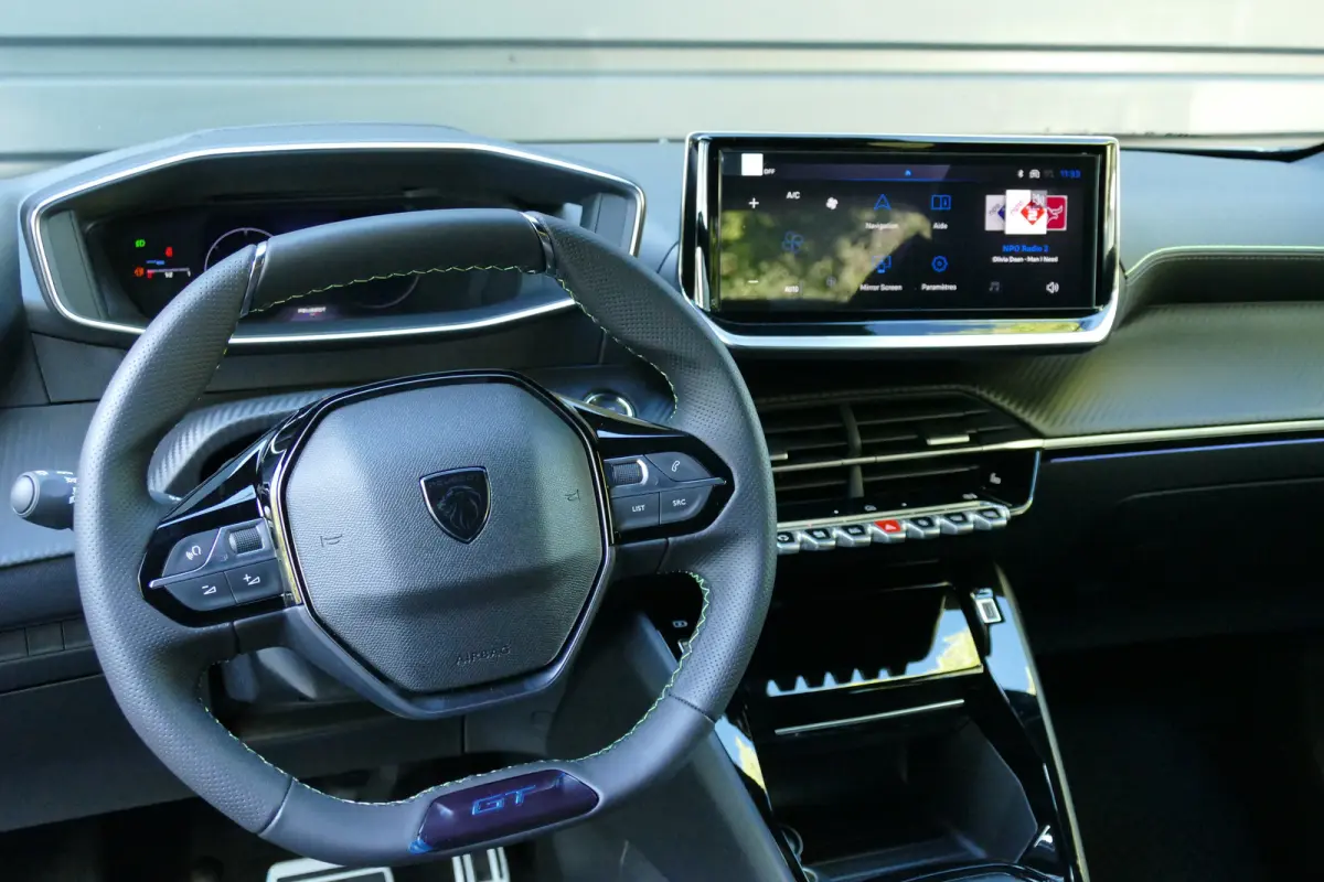 GT / ALCANTARA/ MASSAGESTOEL/ STOELVERWARMING/ 8 JAAR GARANTIE/ CAMERA V+A/ KEYLESS/ FULL-LED/ NAVI/ CLIMA/ PDC/ BLUETOOTH/ ADAPT. CRUISECONTROL/ 1E EIGENAAR/ SCHITTERENDE STAAT !!