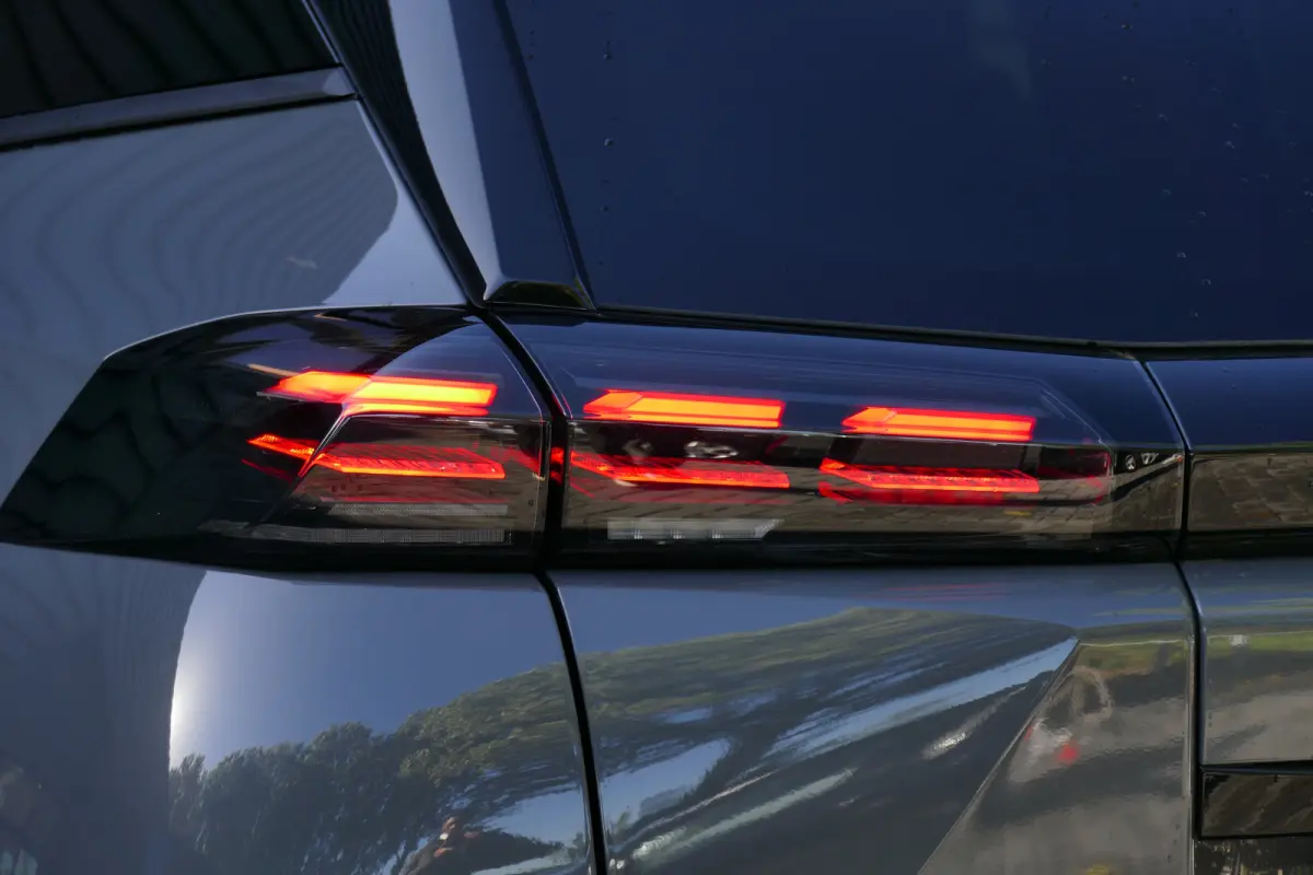 GT / ALCANTARA/ MASSAGESTOEL/ STOELVERWARMING/ 8 JAAR GARANTIE/ CAMERA V+A/ KEYLESS/ FULL-LED/ NAVI/ CLIMA/ PDC/ BLUETOOTH/ ADAPT. CRUISECONTROL/ 1E EIGENAAR/ SCHITTERENDE STAAT !!