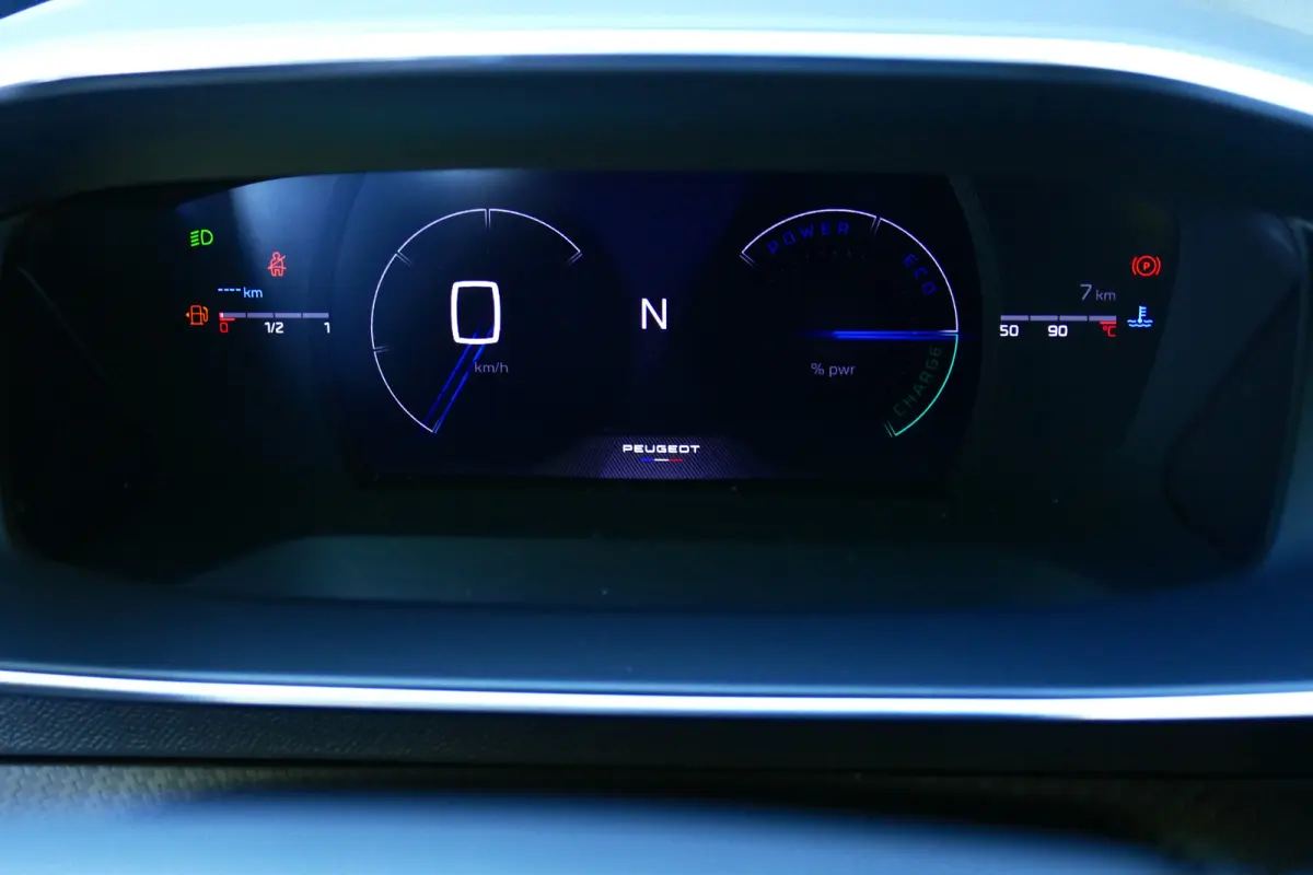 GT / ALCANTARA/ MASSAGESTOEL/ STOELVERWARMING/ 8 JAAR GARANTIE/ CAMERA V+A/ KEYLESS/ FULL-LED/ NAVI/ CLIMA/ PDC/ BLUETOOTH/ ADAPT. CRUISECONTROL/ 1E EIGENAAR/ SCHITTERENDE STAAT !!